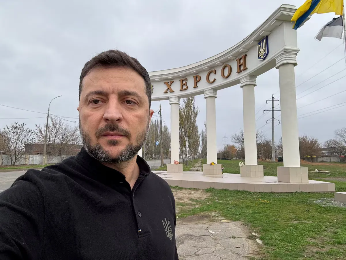Зеленський відвідав Херсон: місто під постійними обстрілами готується до посилення оборони